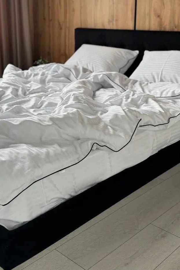 Literie en Satin Mercerisé Bordure Rayée Noire – Blanc, 100% Coton Turc, 140 g/m², Collection Premium