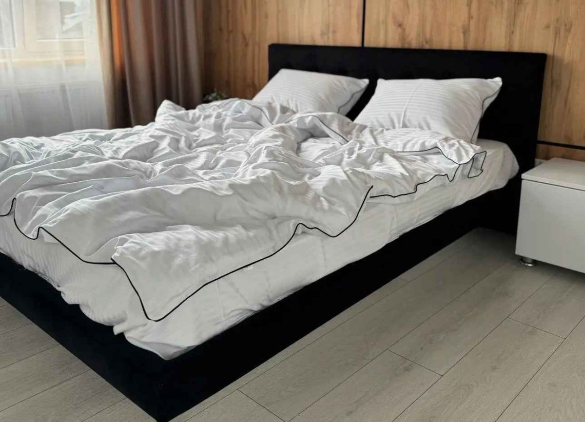 Literie en Satin Mercerisé Bordure Rayée Noire – Blanc, 100% Coton Turc, 140 g/m², Collection Premium