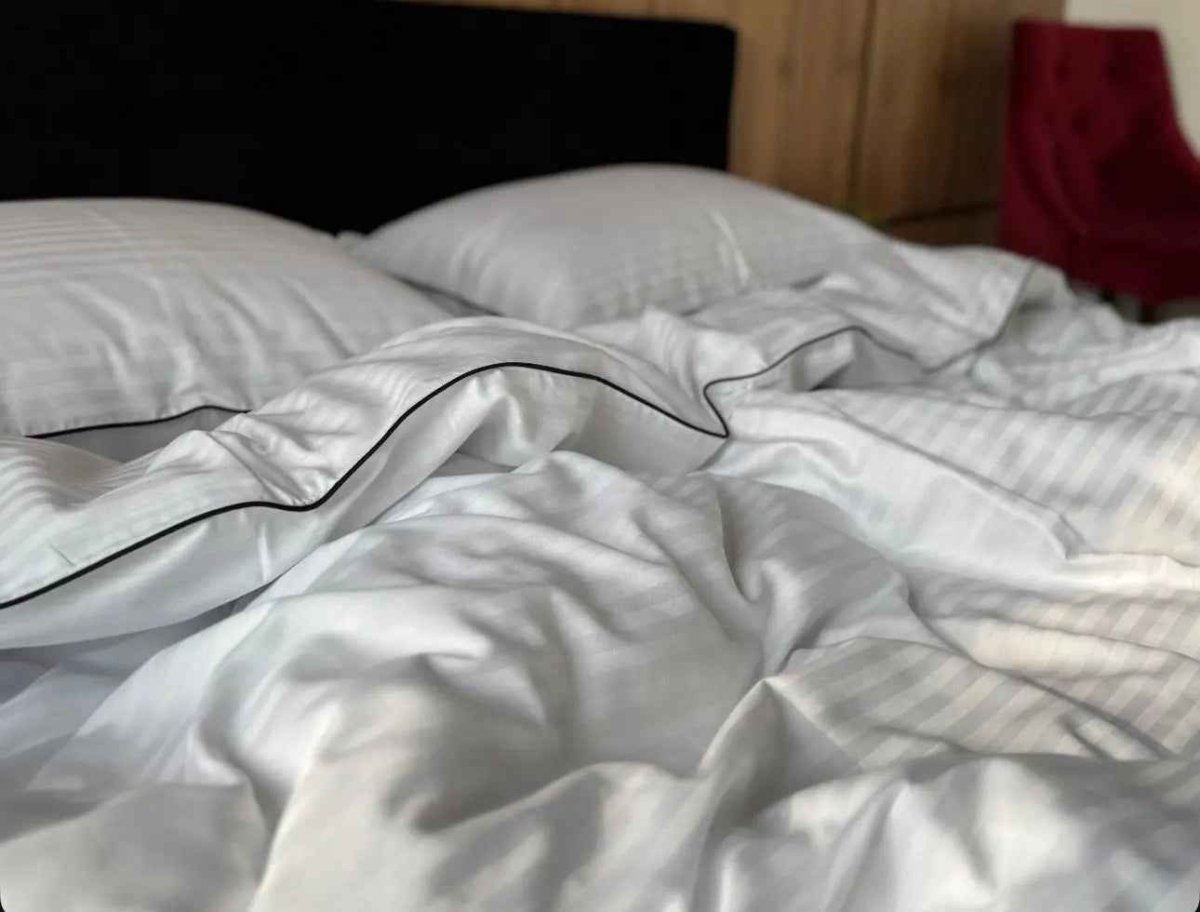 Literie en Satin Mercerisé Bordure Rayée Noire – Blanc, 100% Coton Turc, 140 g/m², Collection Premium