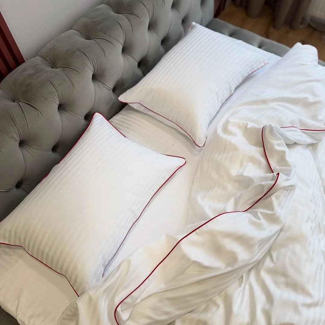 Pościel z Merceryzowanej Satyny z Czerwoną Lamówką w Pasy – Biała, 100% Bawełna Turecka, 140 g/m², Kolekcja Premium