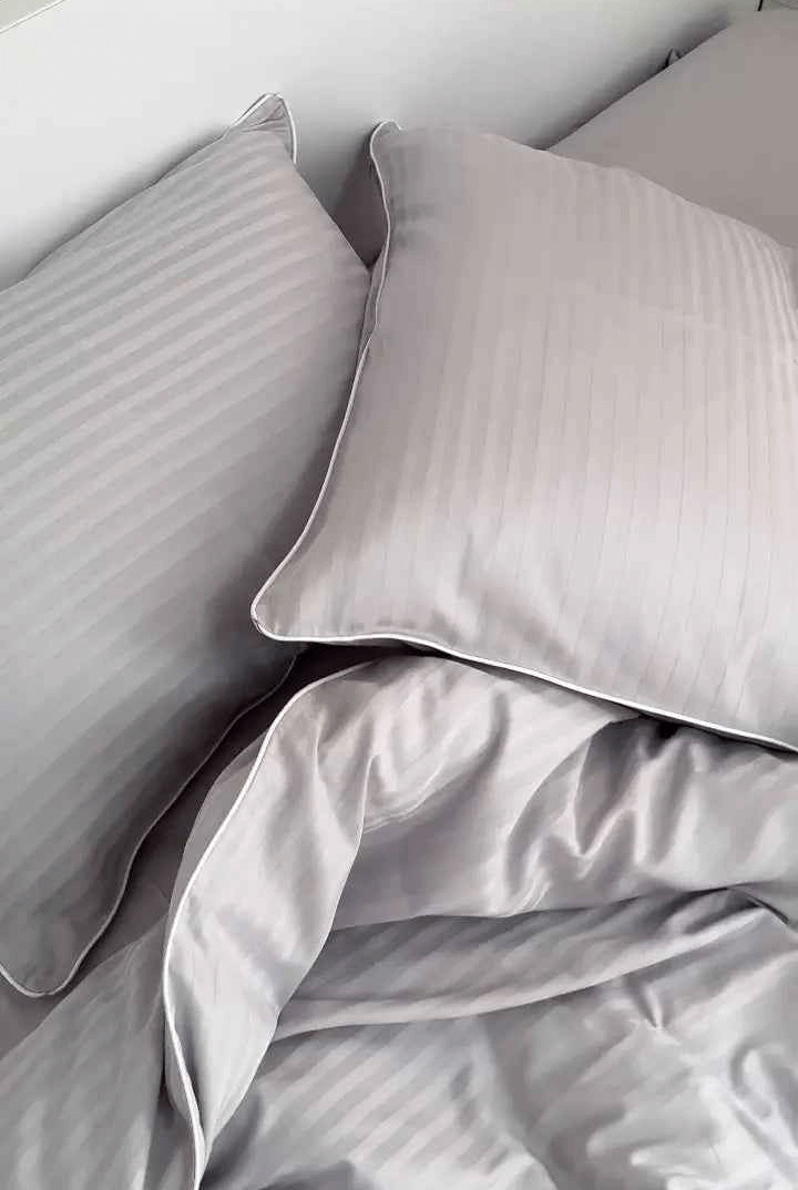 Literie en Satin Mercerisé – Rayé Gris Clair avec Bordure Blanche, 100% Coton Turc, 140 g/m², Collection Premium