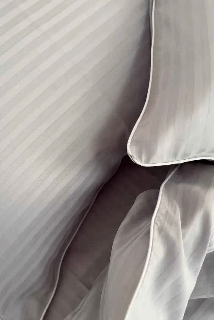 Literie en Satin Mercerisé – Rayé Gris Clair avec Bordure Blanche, 100% Coton Turc, 140 g/m², Collection Premium