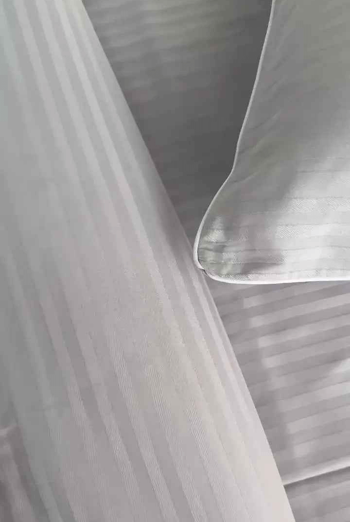 Literie en Satin Mercerisé – Rayé Gris Clair avec Bordure Blanche, 100% Coton Turc, 140 g/m², Collection Premium