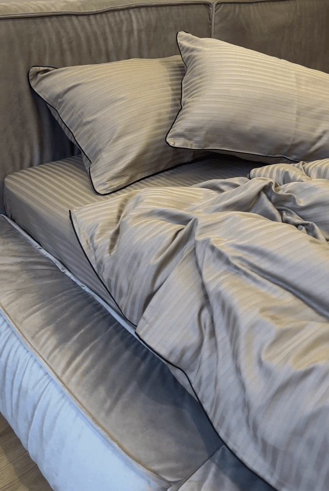 Literie en Satin Mercerisé – Graphite Clair avec Bordure Noire, 100% Coton Turc, 140 g/m², Collection Premium