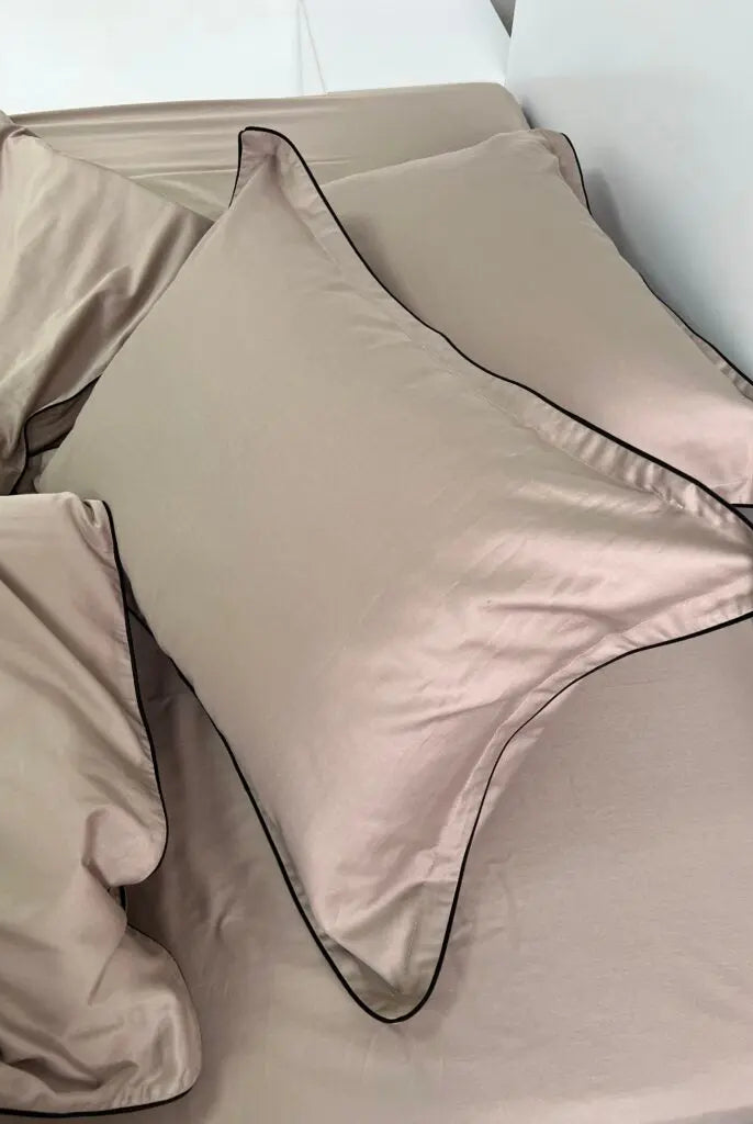 Literie en Satin Mercerisé – Cappuccino avec Bordure Noire, 100% Coton Turc, 140 g/m², Wivanco Bedding Premium Collection