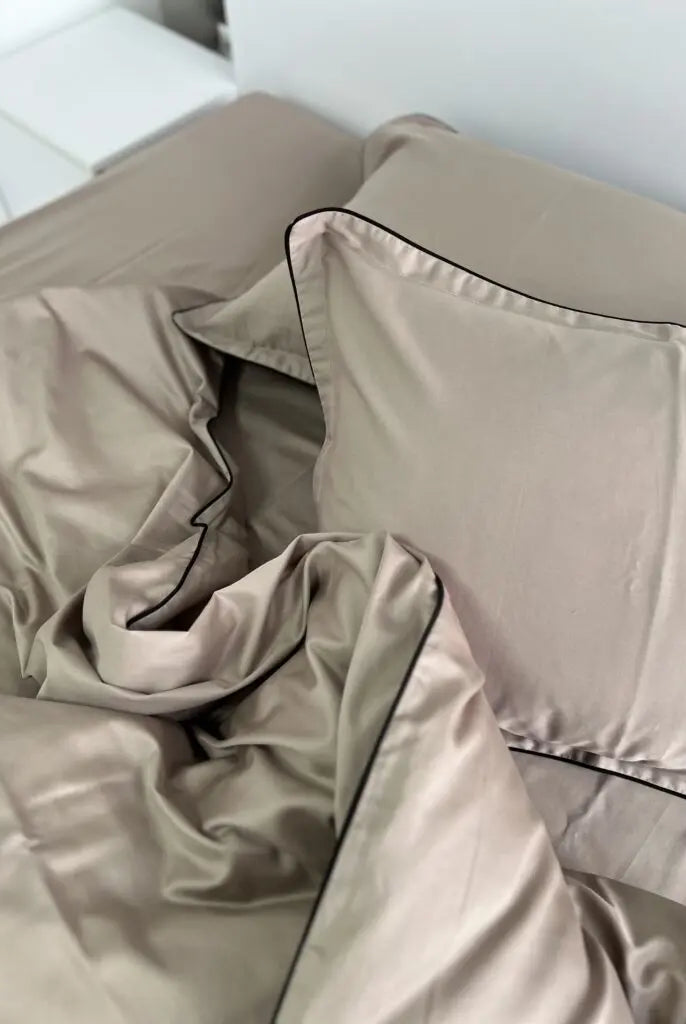 Literie en Satin Mercerisé – Cappuccino avec Bordure Noire, 100% Coton Turc, 140 g/m², Wivanco Bedding Premium Collection