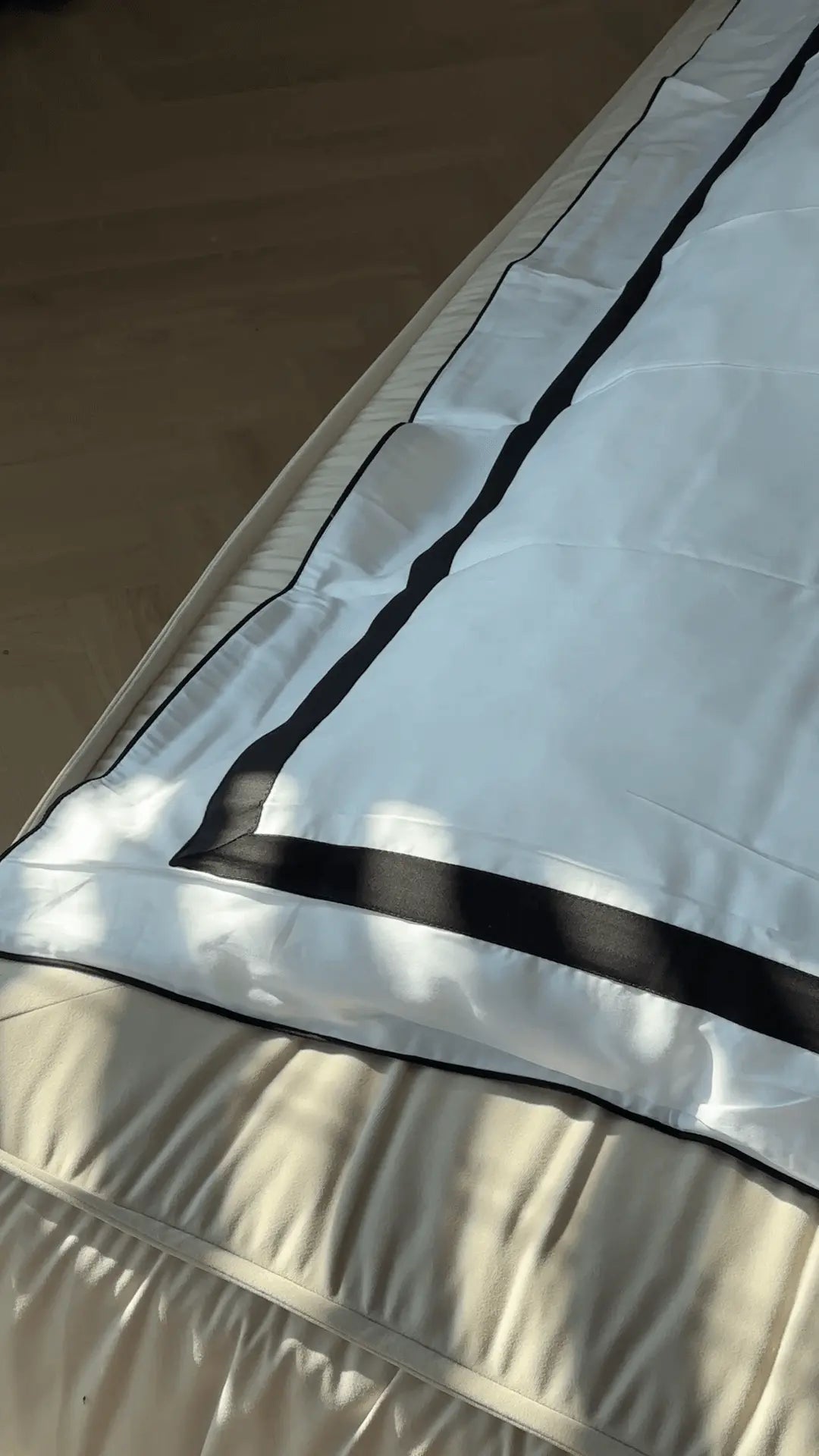 Biała pościel z czarną lamówką – satyna merceryzowana Wivanco Wivanco Bedding