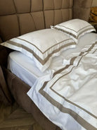 Pościel z Merceryzowanej Satyny –  Biały & Latte , 100% Bawełna Turecka, 140 g/m², Edycja Exclusive Wivanco Bedding